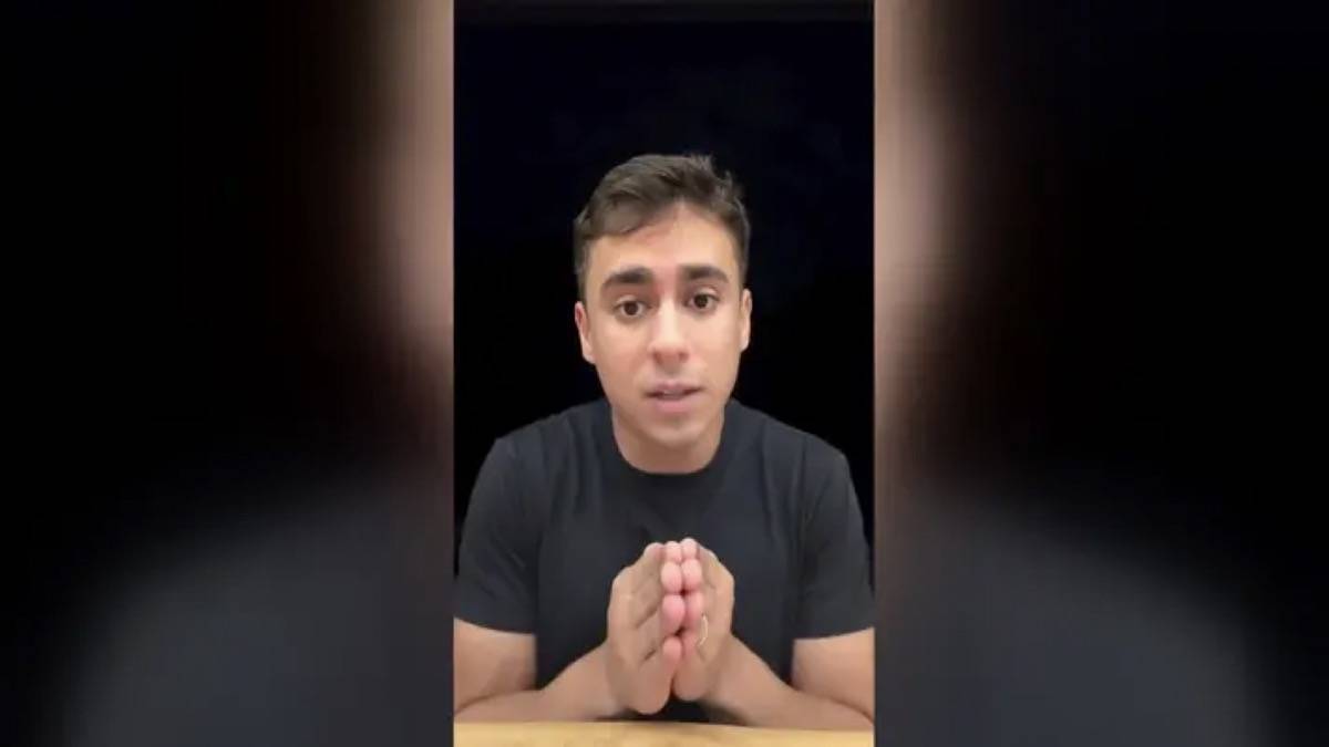 Nikolas Ferreira Grava Um De Seus Tradicionais Vídeos Com Fundo Preto