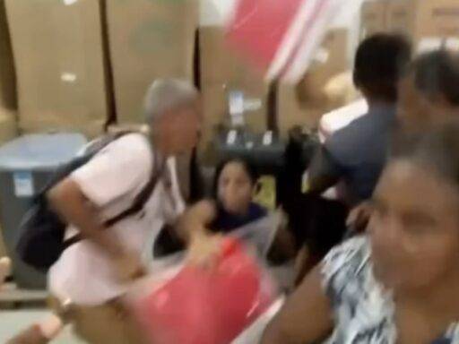 Clientes Disputam Cooler E Vassoura