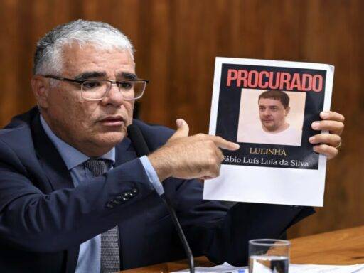 Lulinha Na Foto Em Cartaz Com O Senador Eduardo Girão