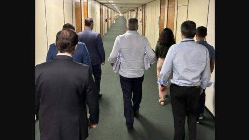 Relator Da CPMI Do INSS Deixando Congresso Com Sua Equipe, Após Concluir Relatório