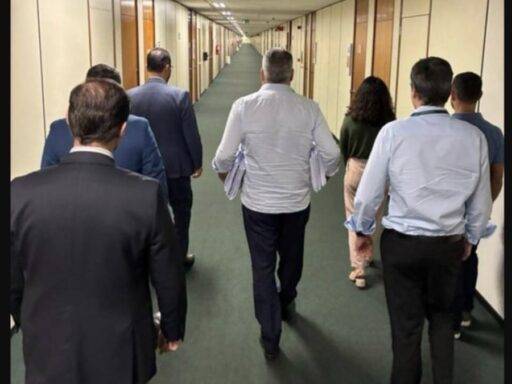 Relator Da CPMI Do INSS Deixando Congresso Com Sua Equipe, Após Concluir Relatório