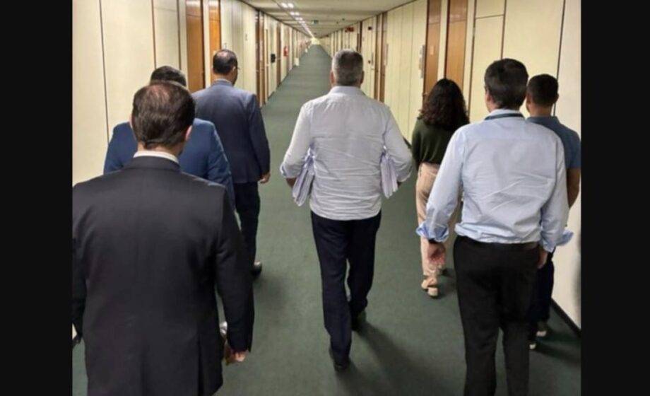 Relator Da CPMI Do INSS Deixando Congresso Com Sua Equipe, Após Concluir Relatório