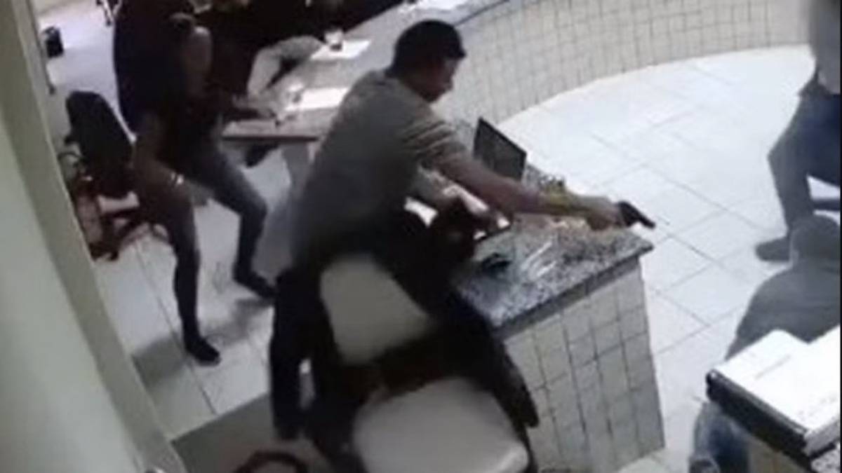 Momento Em Cristiano Alvos Dispara Contra O Réu