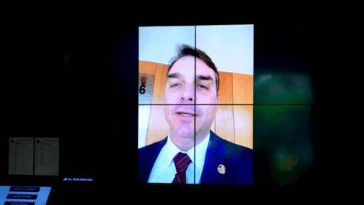 Alexandre de Moraes abre inquérito contra Flávio Bolsonaro que lidera pesquisas para 2026