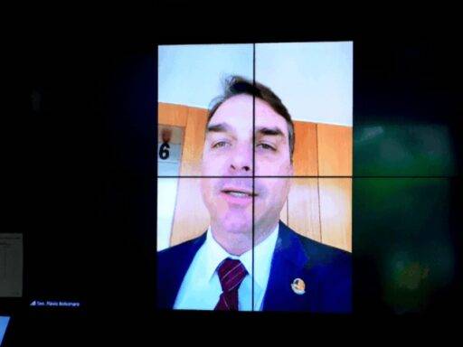 Alexandre de Moraes abre inquérito contra Flávio Bolsonaro que lidera pesquisas para 2026