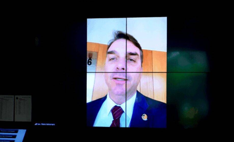 Alexandre de Moraes abre inquérito contra Flávio Bolsonaro que lidera pesquisas para 2026