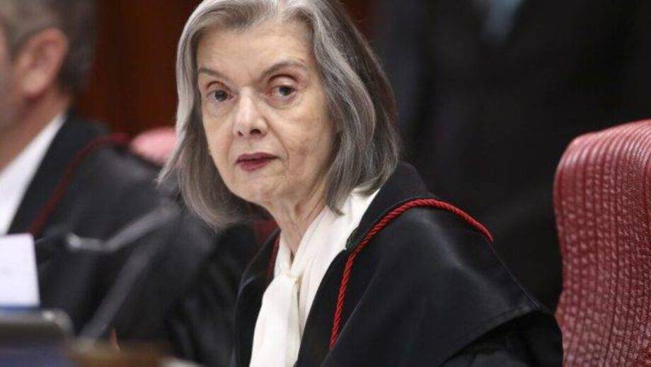 Cármen Lúcia alerta para sobrecarga de processos no STF e aponta crise de confiança nas instituições