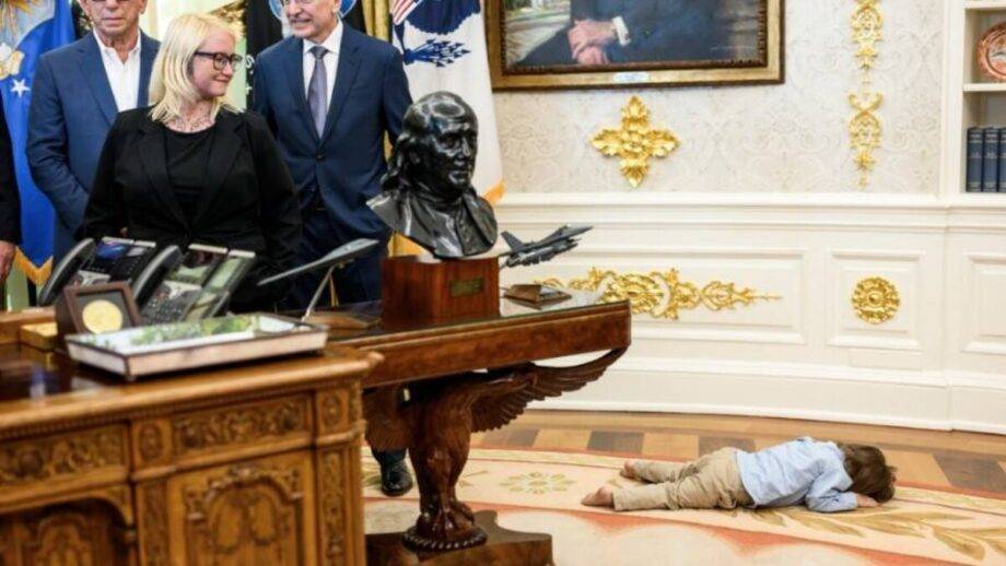 Criança curada por medicamento 'milagroso' rouba a cena no Salão Oval da Casa Branca