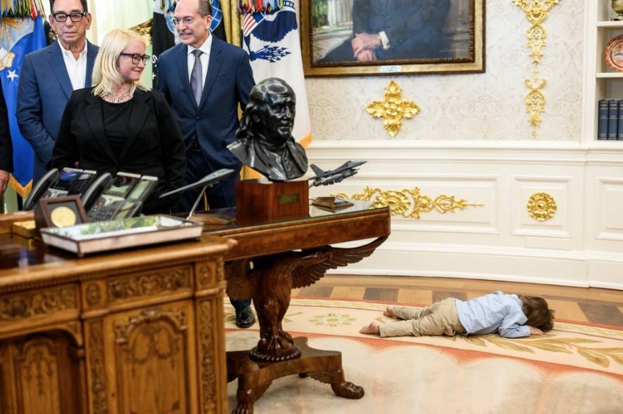 Criança curada por medicamento 'milagroso' rouba a cena no Salão Oval da Casa Branca