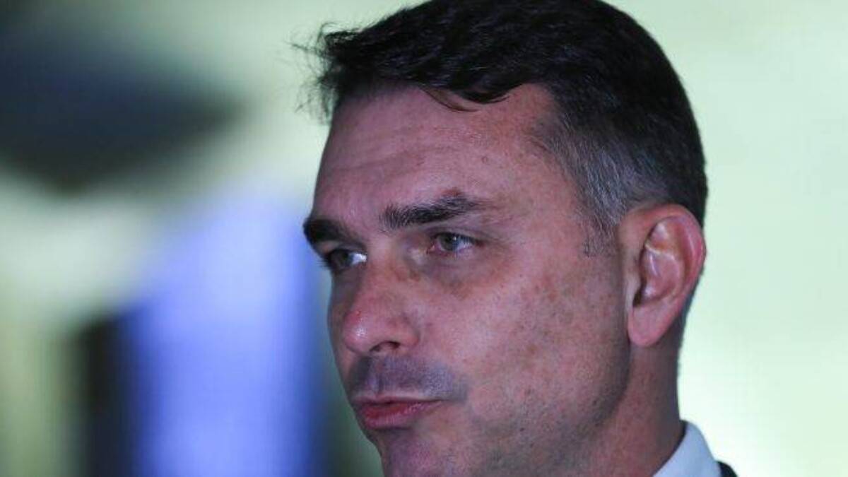 Flávio Bolsonaro garante Pix gratuito e apresenta propostas em vídeo de pré-campanha