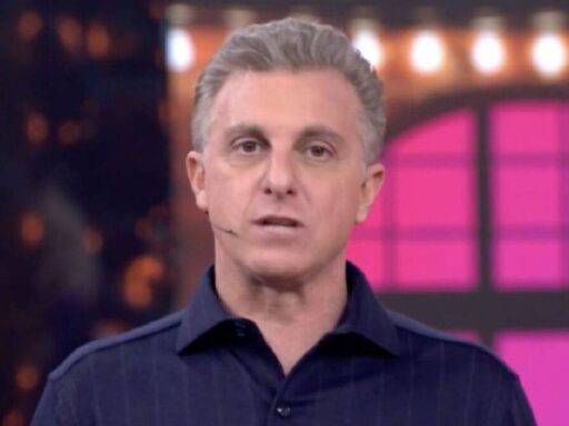 Luciano Huck constrange Tia Milena ao vivo no Domingão e episódio gera onda de críticas nas redes