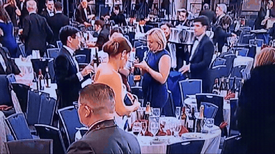 Mulher é flagrada levando garrafas de bebida após tiroteio em jantar com Trump em Washington