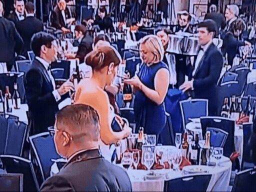 Mulher é flagrada levando garrafas de bebida após tiroteio em jantar com Trump em Washington