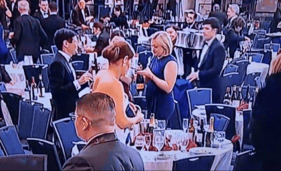 Mulher é flagrada levando garrafas de bebida após tiroteio em jantar com Trump em Washington