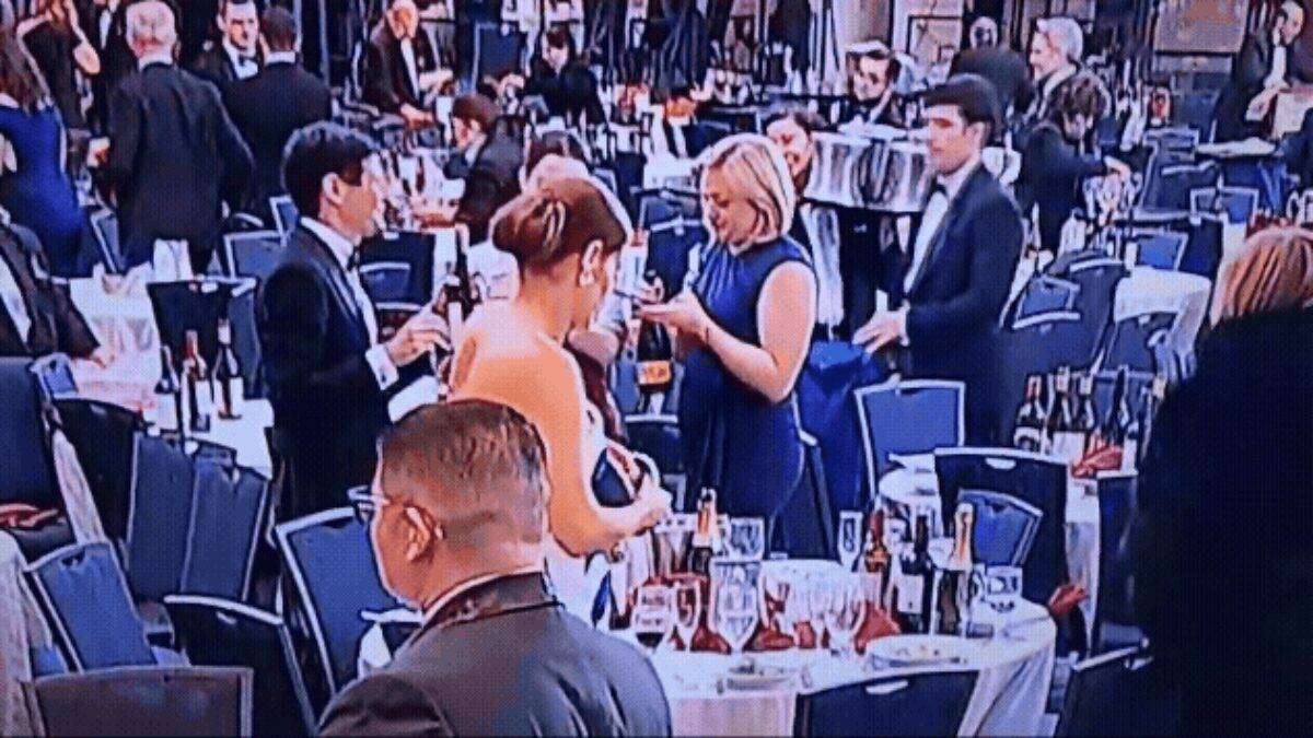 Mulher é flagrada levando garrafas de bebida após tiroteio em jantar com Trump em Washington