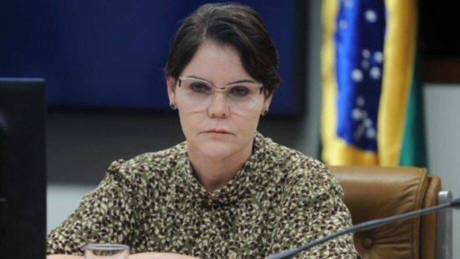 Nova proposta estabelece tornozeleira rosa para identificar agressores domésticos