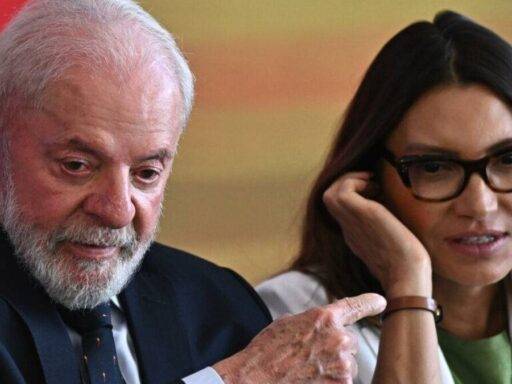 Primeira-dama Janja corrige Lula durante discurso sobre violência doméstica