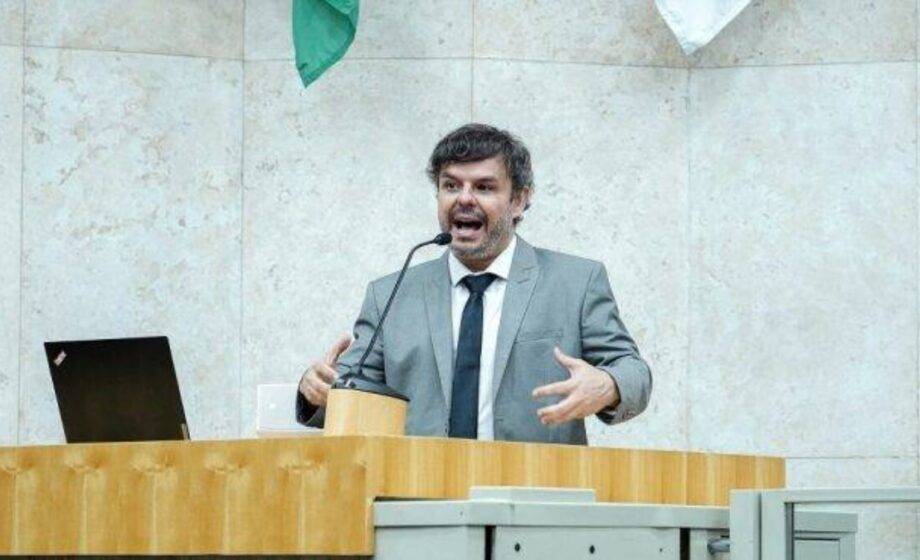 Vereador Adrilles Jorge vai à polícia após receber ameaças de morte por criticar PL da Misoginia