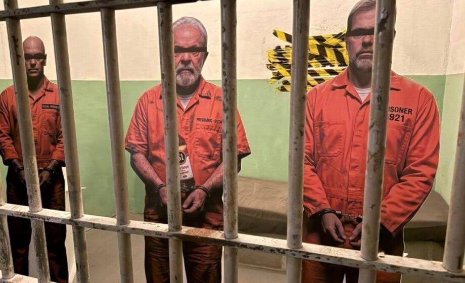 Vereador gaúcho lança pré-candidatura com cela fictícia exibindo bonecos de Lula, Moraes e Toffoli