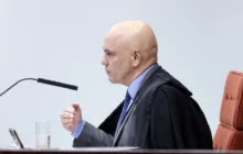 Cozinheira de Bolsonaro é autorizada a entrar em residência, mas deve entregar celular a agentes