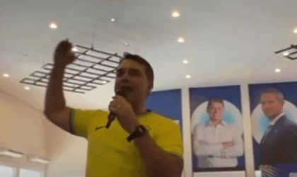 Flávio Bolsonaro ataca Lula, denuncia aparelhamento da PF e afirma que querem 'enterrá-lo vivo'