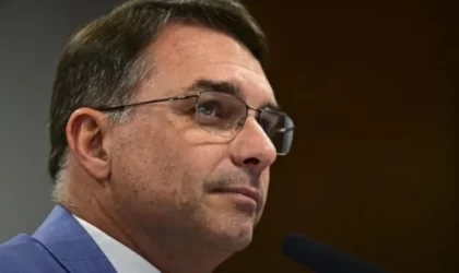 Flávio Bolsonaro confronta Globo sobre repasses de Vorcaro e questiona: 'É dinheiro sujo?'