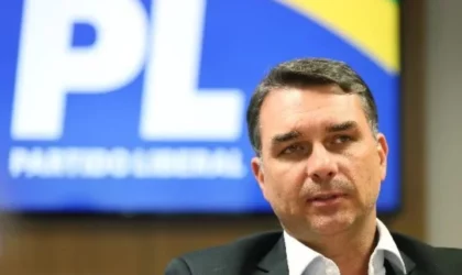 Flávio Bolsonaro desafia facções criminosas: 'CV e PCC, metam o pé do Brasil'