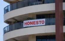 Justiça determina remoção de faixa com a palavra "honesto" e apura possível ironia criminosa