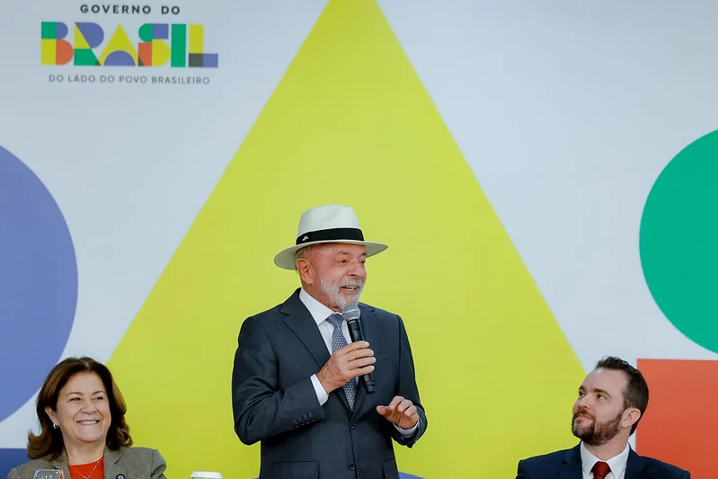 Lula celebra o endividamento do povo — e chama isso de conquista
