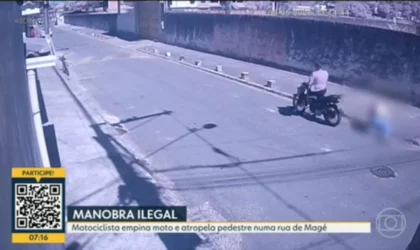 Motoqueiro que empinava moto atropela idosa de 71 anos em Magé e é preso por tentativa de homicídio