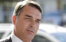 Flávio Bolsonaro defende "modelo Bukele" e pede construção de novos presídios no Brasil
