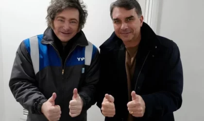 Flávio Bolsonaro se reúne com Milei e promete: "Brasil voltará a ser irmão da Argentina"