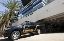 Governos e ministérios pressionam para impedir devolução de policiais federais ordenada por Lula