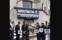 "Lula matou o Brasil": influenciadores promovem velório simbólico diante do Impostômetro em São Paulo