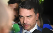 Flávio Bolsonaro acusa PF de criar "cortina de fumaça" com operação contra ex-presidente