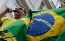 Flávio Bolsonaro promete subir rampa do Planalto com anistiados do 8 de Janeiro e intensifica ataques a Moraes
