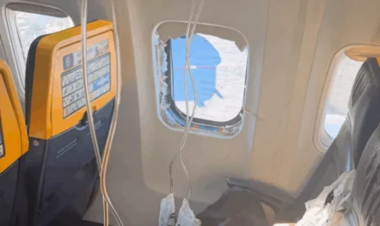 Janela de avião da Ryanair se solta durante voo e passageiro é sugado para fora da aeronave