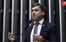 Nikolas Ferreira ataca Moraes e acusa ministro de fazer propaganda eleitoral para Flávio Bolsonaro