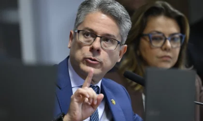 Justiça de São Paulo rejeita ação indenizatória da família de Moraes contra senador Alessandro Vieira