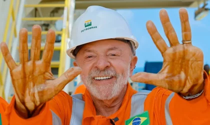 Ricardo Stuckert, fotógrafo de campanha de Lula, embarca em avião da FAB para evento da Petrobras no Amapá