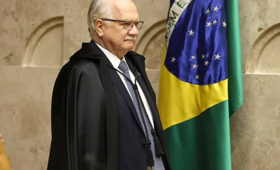 Fachin recebe conselho de ministros para adiar julgamento sobre André Mendonça no STF