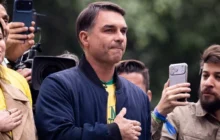 Flávio Bolsonaro mira vitória no 1º turno e intensifica discurso de otimismo em campanha