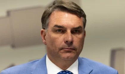 Flávio Bolsonaro solicita a Dino que retire todo o sigilo do caso Dark Horse