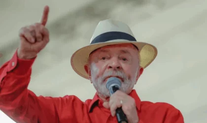 Lula compara vermelho do PT ao sangue de Cristo em reunião com pastores e gera acusações de blasfêmia
