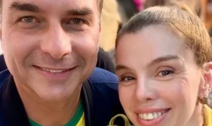 Penélope Nova é alvo de ataques nas redes após posar ao lado de Flávio Bolsonaro