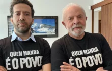 Campanha de Flávio Bolsonaro diz que Janones apagou 499 conteúdos de canal pró-Lula no WhatsApp