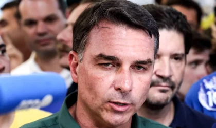 Equipe de Flávio Bolsonaro nega fim do Bolsa Família e taxação do Pix