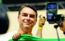 Flávio Bolsonaro descarta cortes em aposentadorias e promete manter reajustes acima da inflação