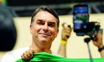 Flávio Bolsonaro descarta cortes em aposentadorias e promete manter reajustes acima da inflação