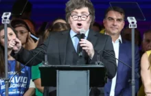 Milei reafirma aliança com Flávio Bolsonaro e critica Lula em entrevista à imprensa francesa